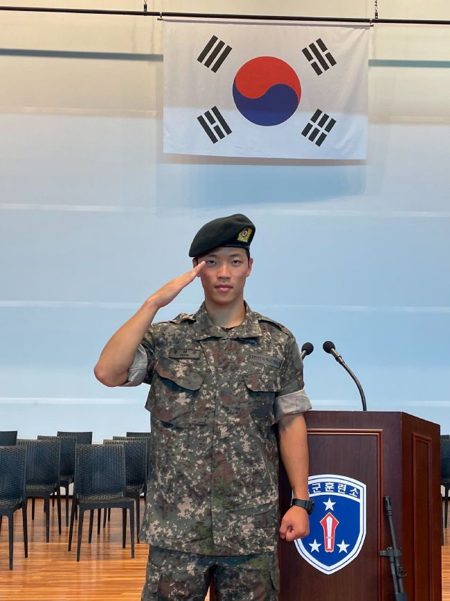 相较而言，余文乐、陈冠希当初作为《无间道》的两个相反标的目的的卧底，其芳华帅气的形象对布满暴力的黑社会与差人的斗争是一种缓释，让不雅众能从视觉的冲击中临时和缓一下，固然两人的表示也是中规中矩。